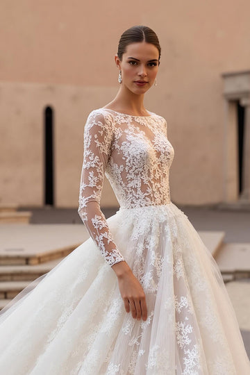 Dentelle col bateau Une robe de mariée ivoire ligne à manches longues